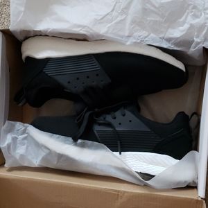 Loom Waterproof sneakers womens size 8. Very lightly worn., excellent condition.